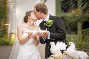 wedding-kiss-1566273_640